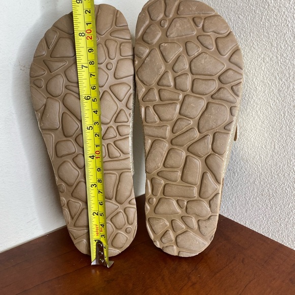 NWOT, Youth girls Sandals, Sparkle gold, size 3. - Picture 2 of 9